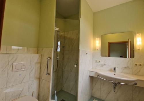 EG Duschbad zu Gastzimmer