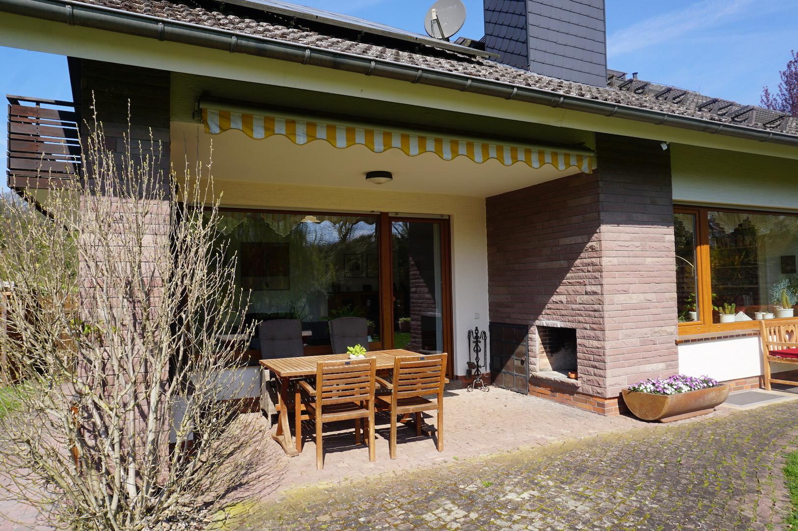 Terrasse mit Außenkamin
