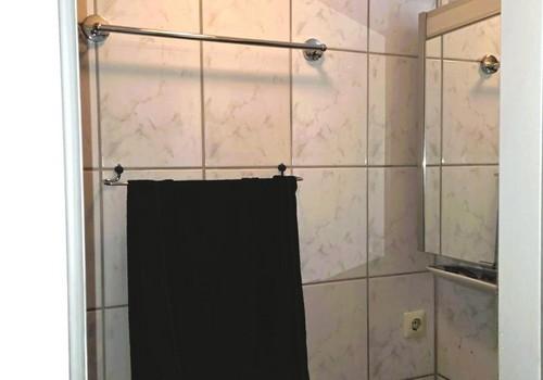 Bad mit Dusche und Waschbecken