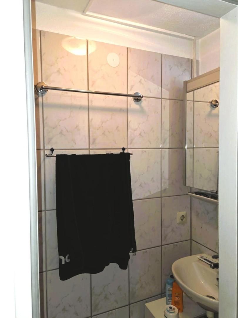 Bad mit Dusche und Waschbecken