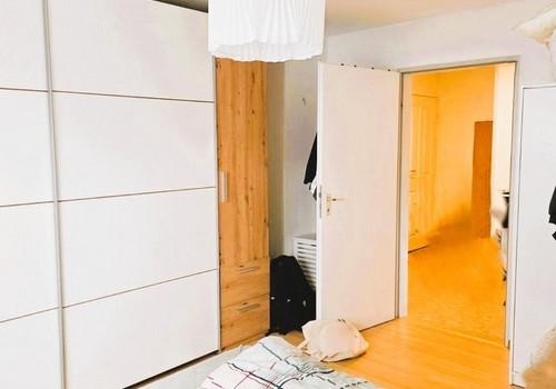 Schlafzimmer Blick zum Flur