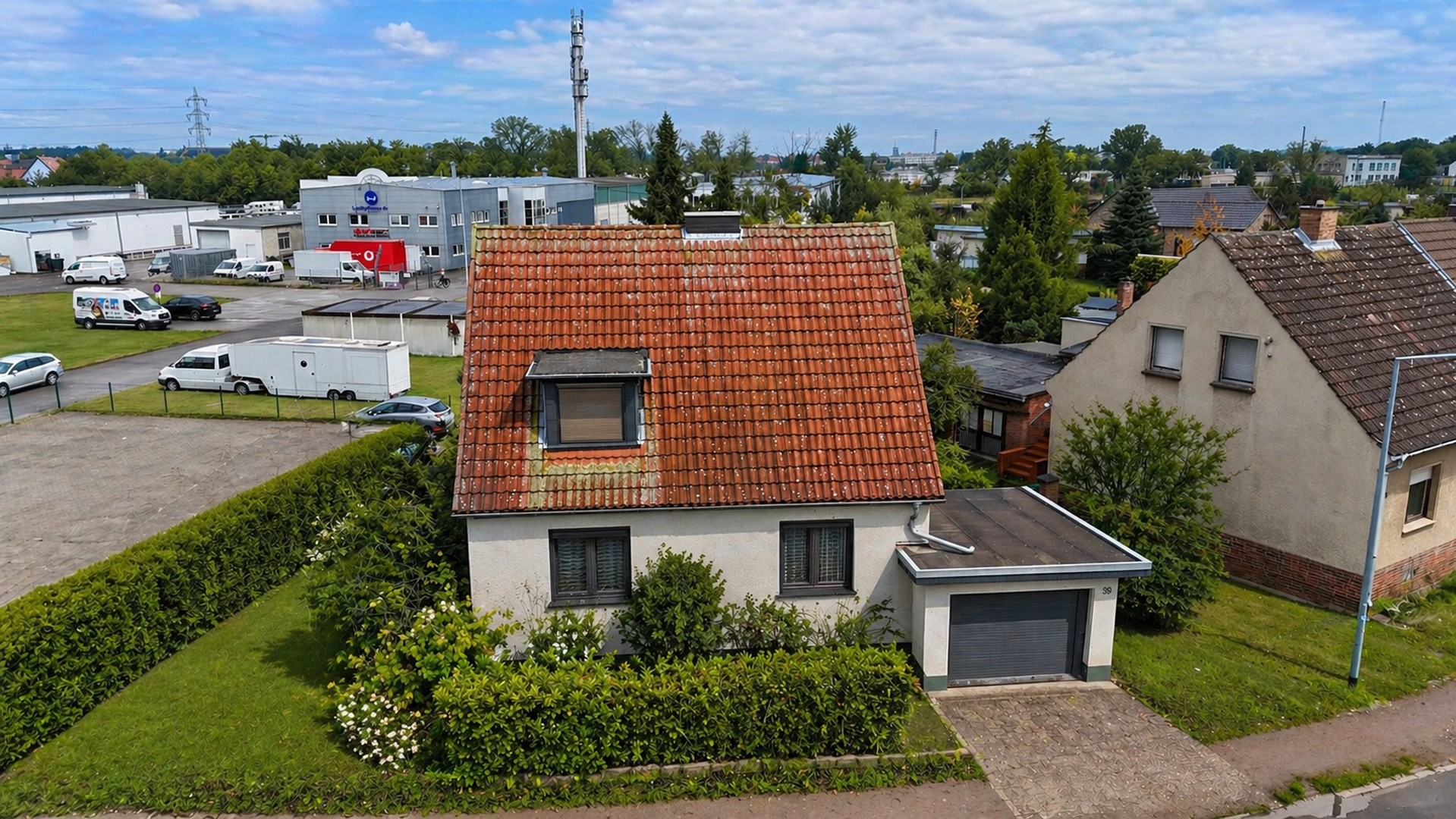 Außenansicht mit Grundstück Er