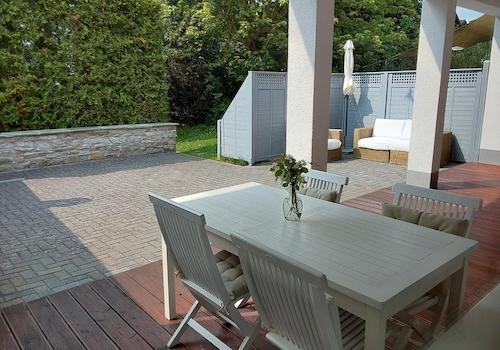 Sonnige Terrasse mit Sitzplatz