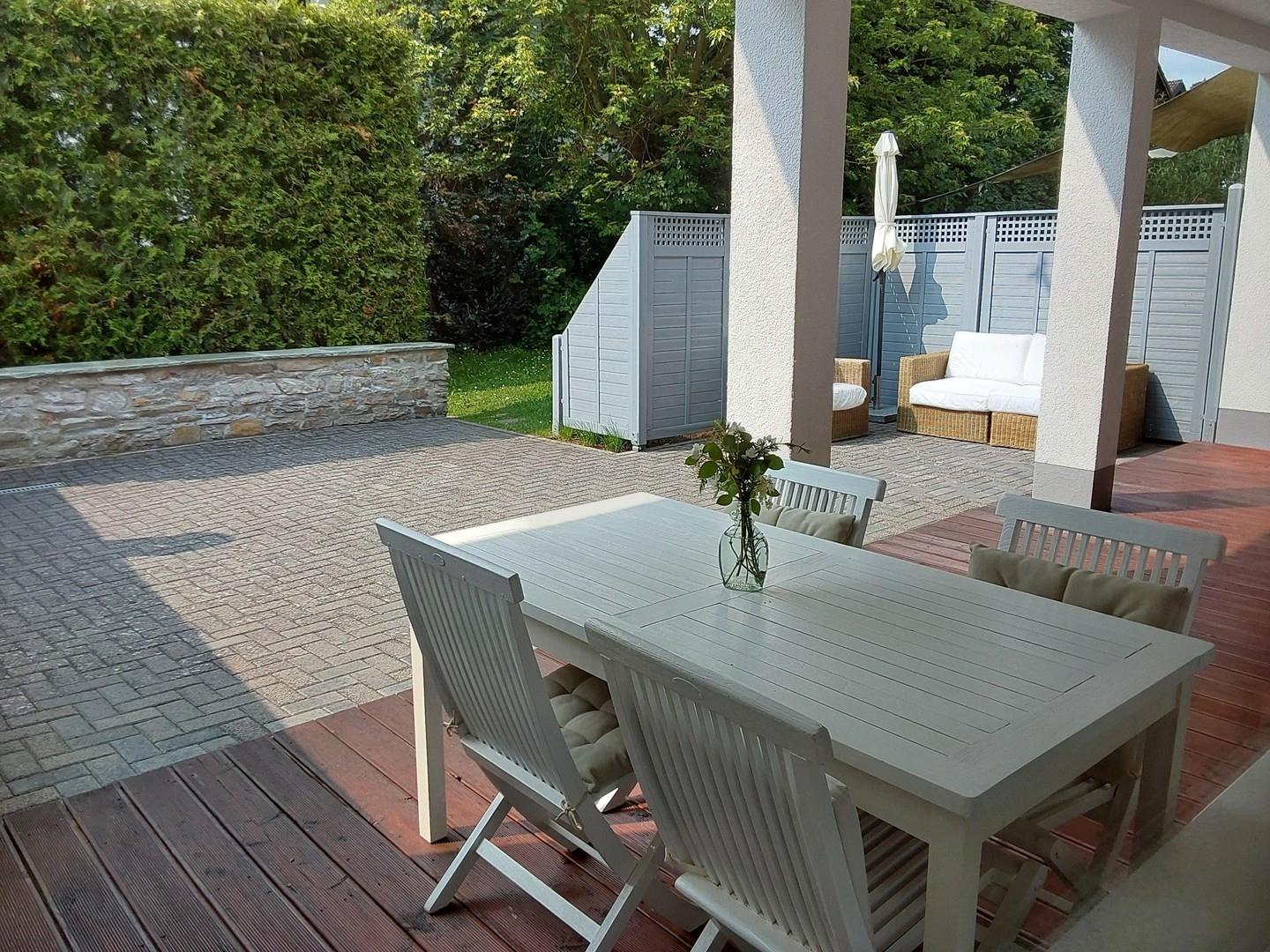 Sonnige Terrasse mit Sitzplatz