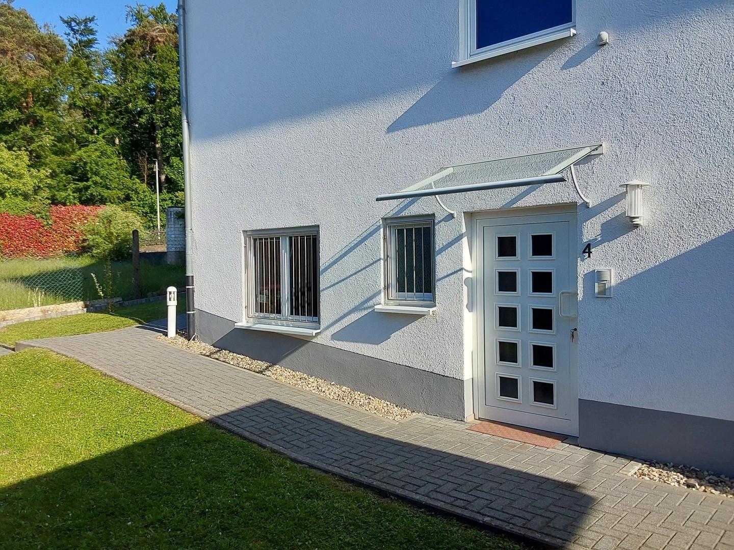 Rückansicht mit Zugang