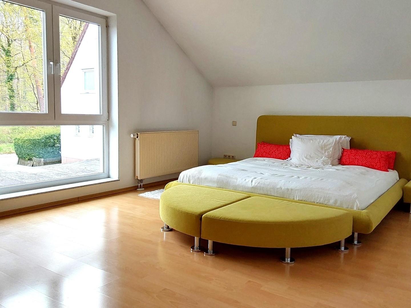 Geräumiges Schlafzimmer