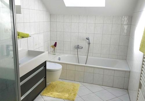 Bad mit Wanne und Dusche