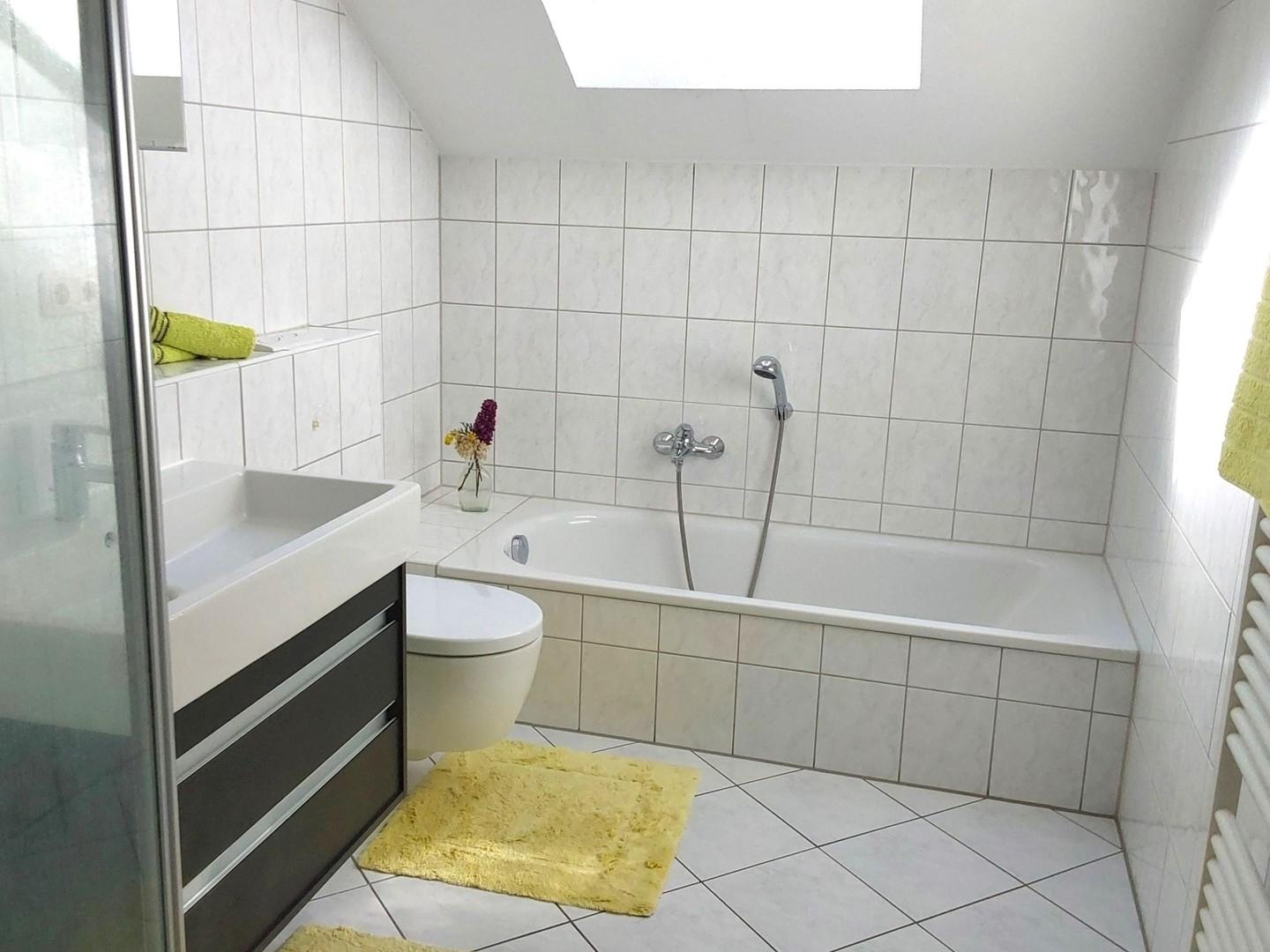 Bad mit Wanne und Dusche