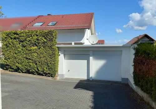 Garage und Stellplatz