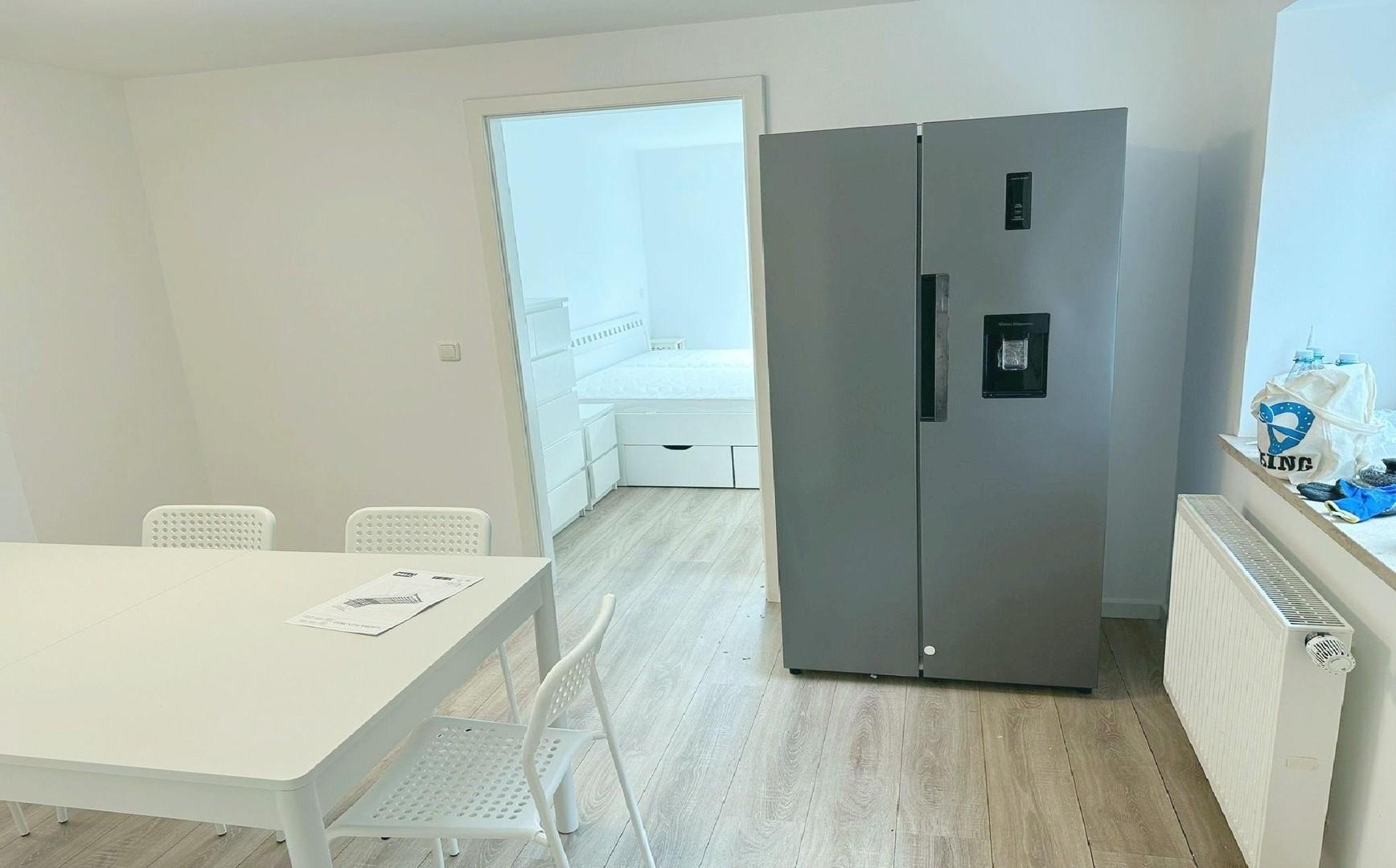 Essplatz > Kühlschrank EG