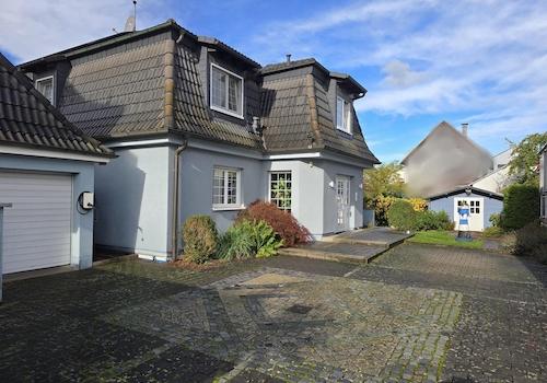 Hauseinfahrt mit Garage