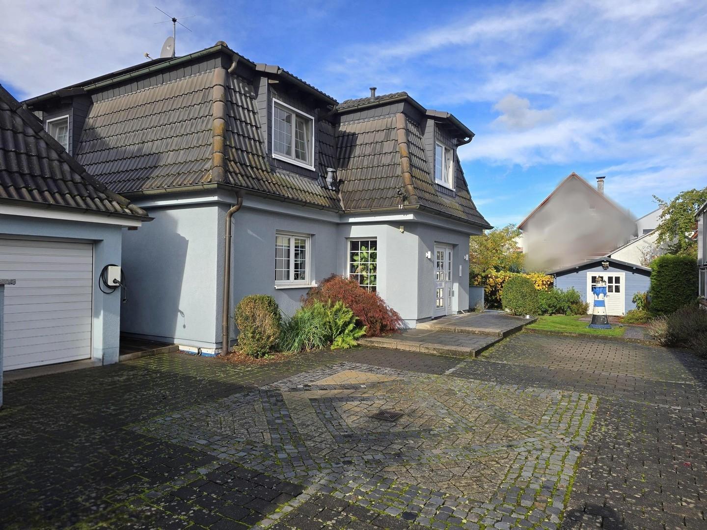 Hauseinfahrt mit Garage