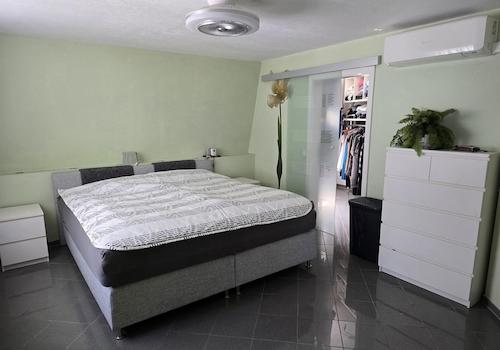 Schlafzimmer mit Ankleide
