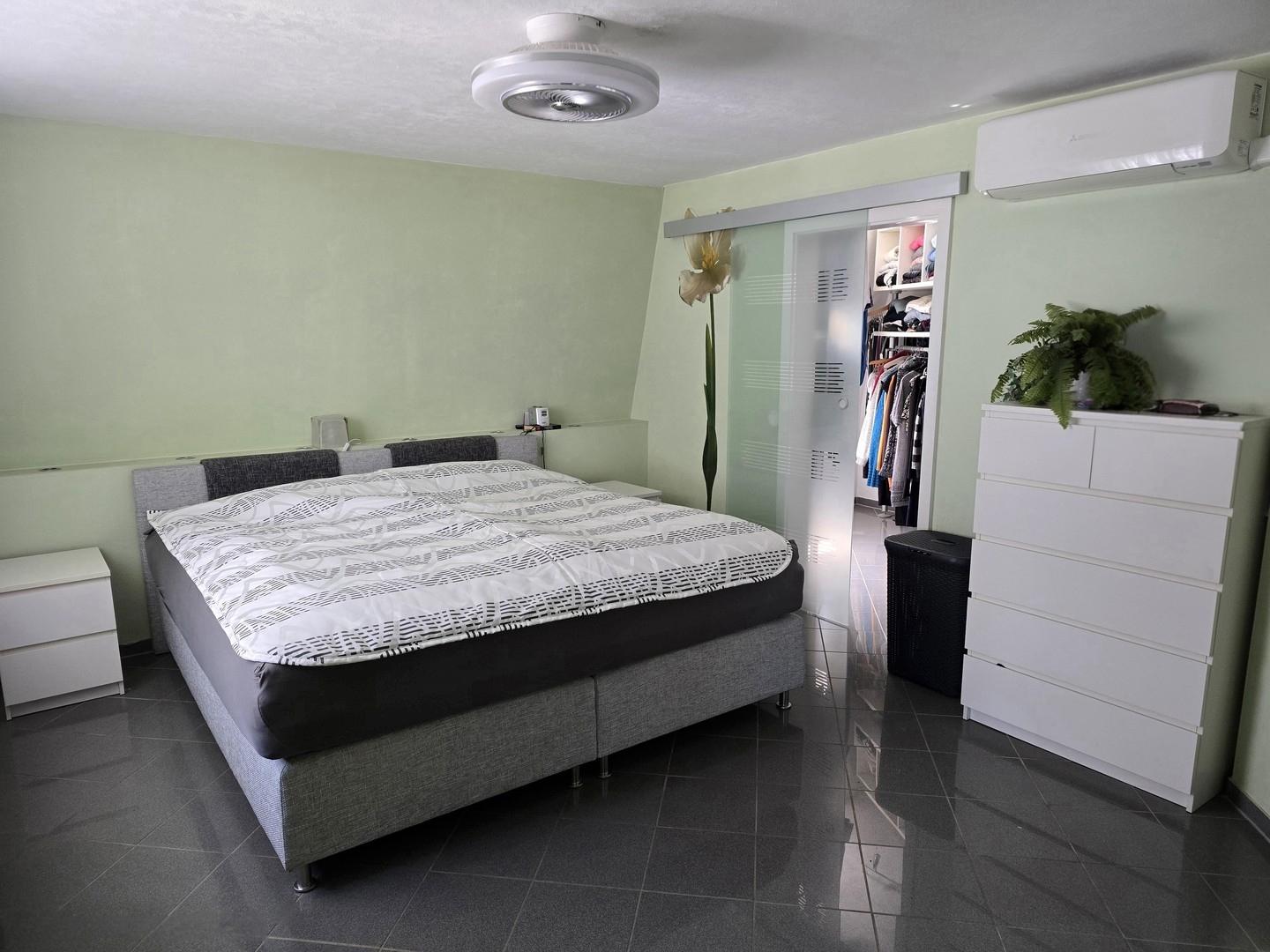 Schlafzimmer mit Ankleide