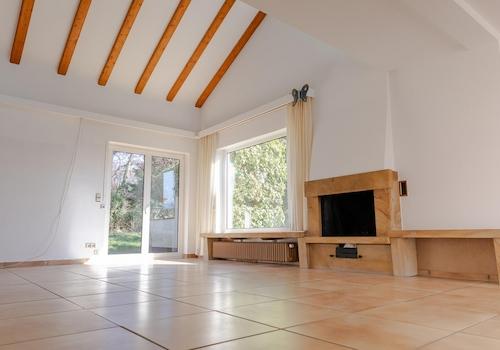 Wohnzimmer mit Kamin