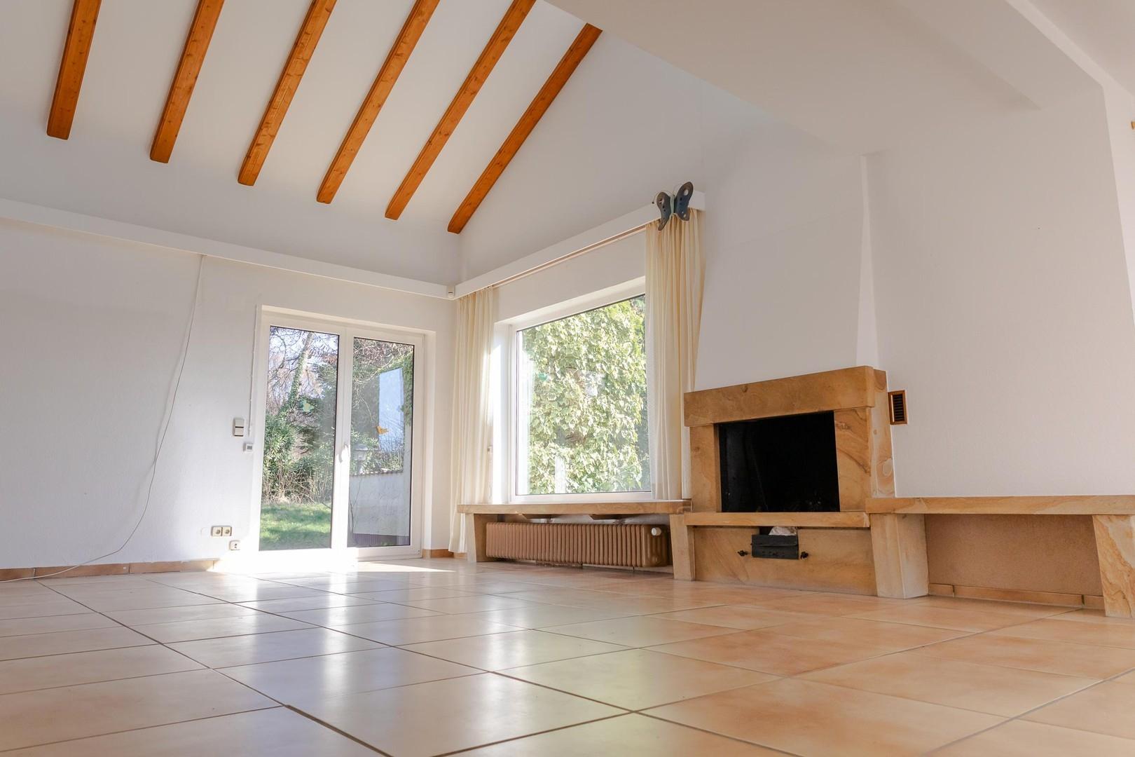 Wohnzimmer mit Kamin