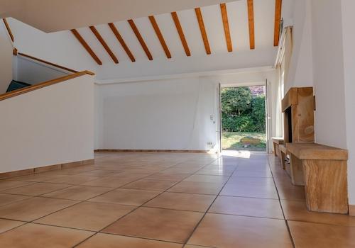 Wohnzimmer mit Kamin