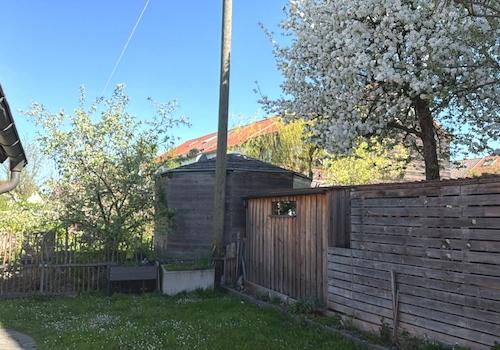 Idyllischer, kleiner Garten