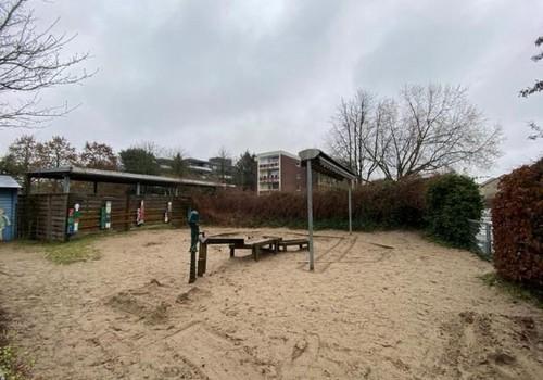 Garten mit Spielgeräten