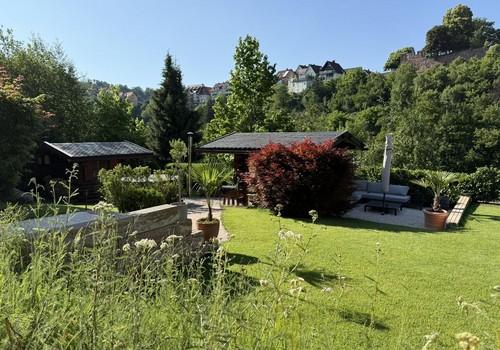 Blick zu den Gartenhütten