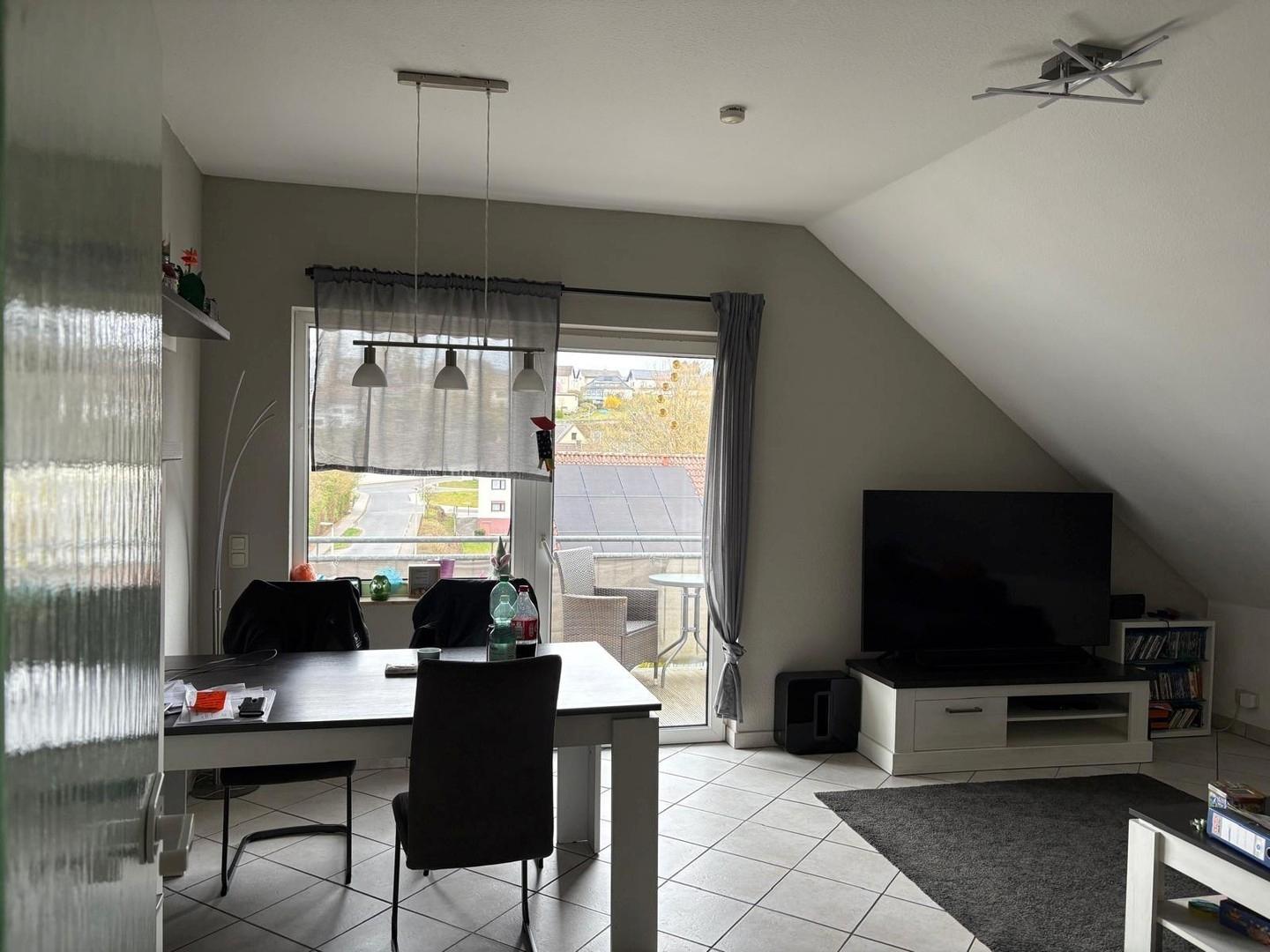 Wohn- und Esszimmer mit Balkon