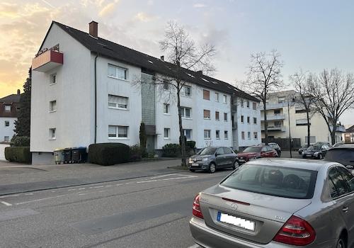 gegenüberliegende Straßenseite