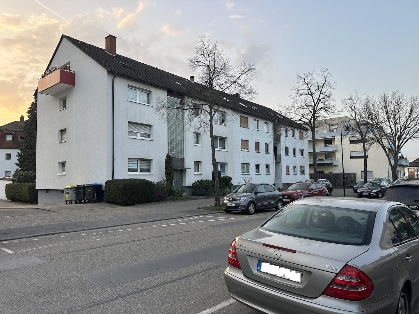 gegenüberliegende Straßenseite