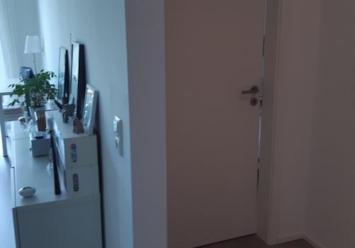 Wohnzimmer und Tür Schlafzimme