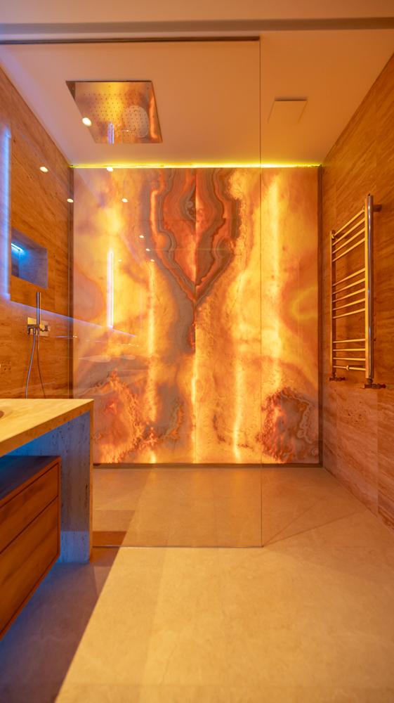 Badezimmer Onyx beleuchtet