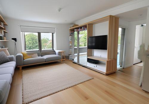 Wohnzimmer mit Zugang zur Dachterrasse - gestaged