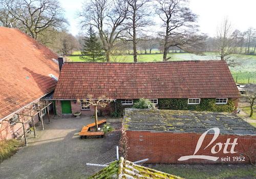 Ehemaliger Schweinestall, davor die Garage