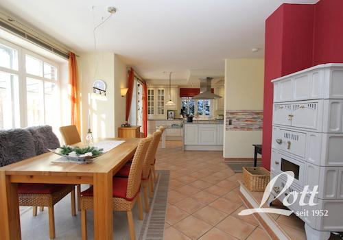 Essbereich mit Kachelofen