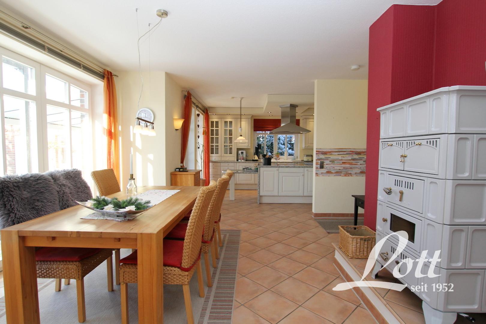 Essbereich mit Kachelofen