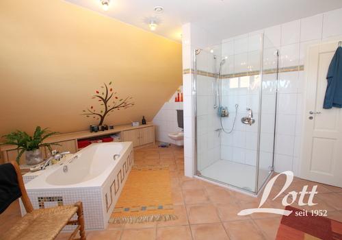 Badezimmer im Dachgeschoss