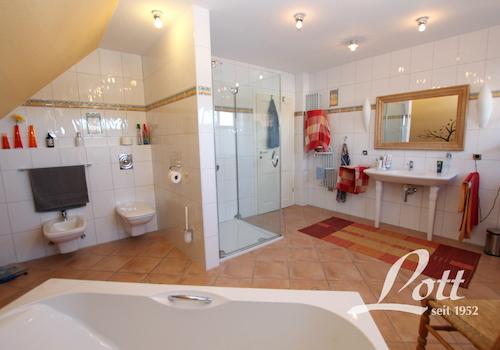 Badezimmer im Dachgeschoss