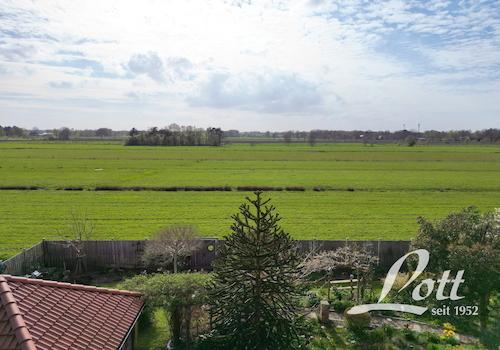 Weitblick über Wiesen und Felder