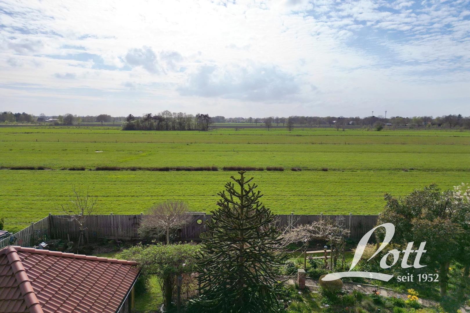 Weitblick über Wiesen und Felder