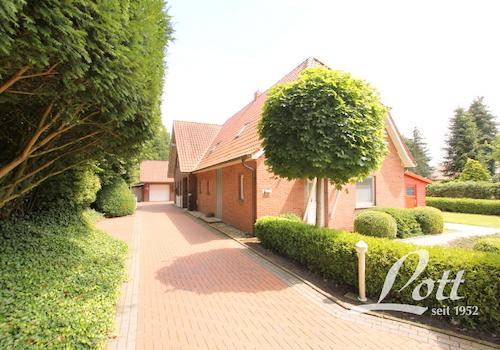 Zufahrt zu dem dahinterliegendem Haus