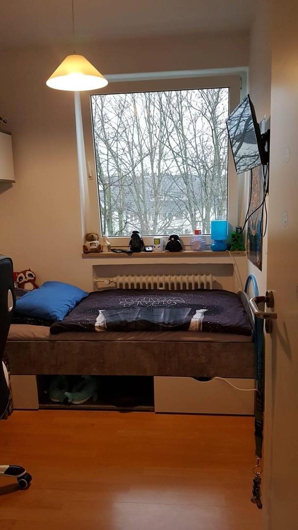Whg. li., kl. Zi (Kind, Büro)