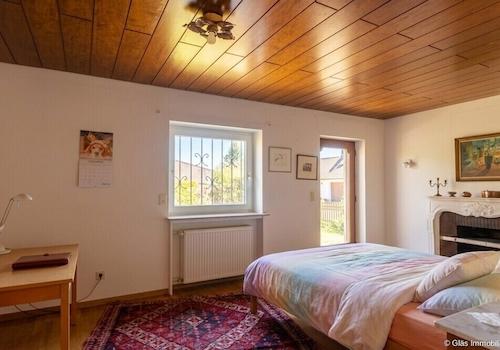 Kaminzimmer mit Zugang zum Garten