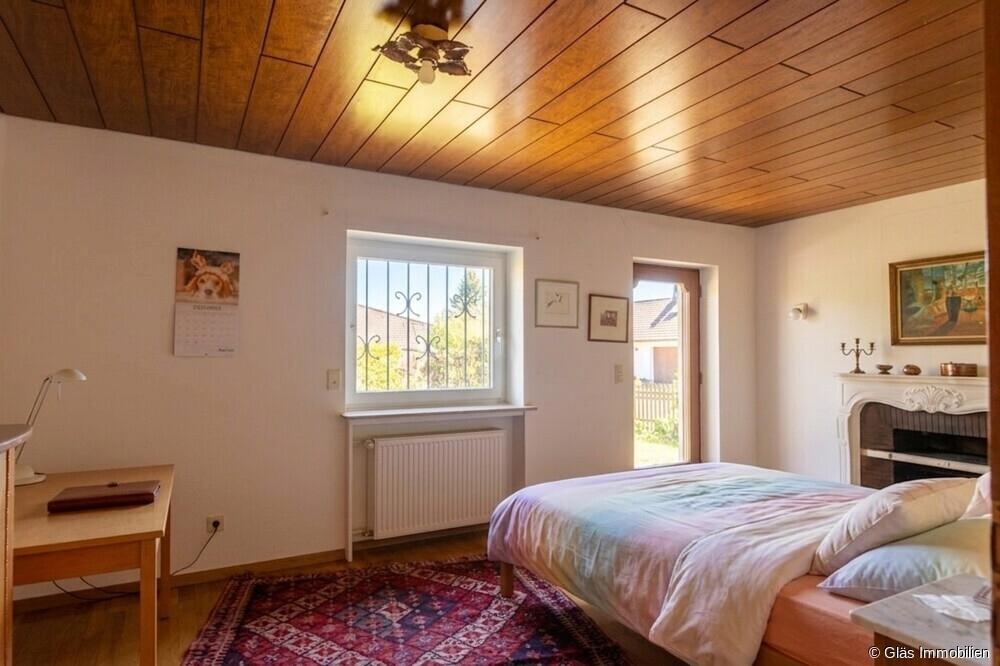 Kaminzimmer mit Zugang zum Garten