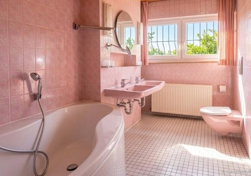 Badezimmer mit Wanne und Dusche