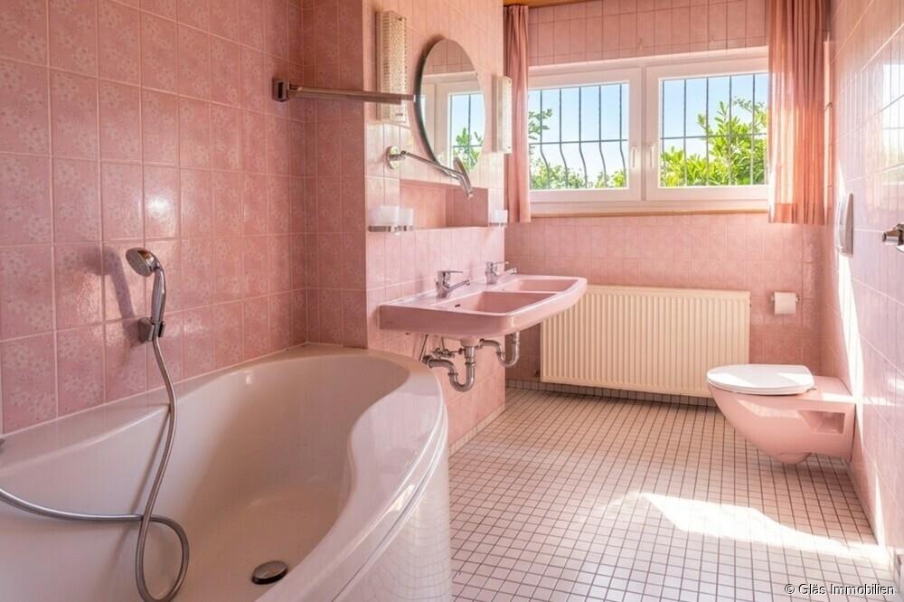 Badezimmer mit Wanne und Dusche