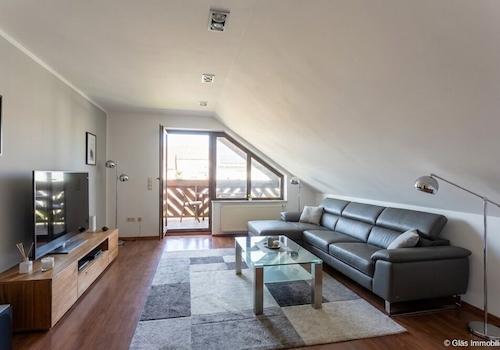 Wohnzimmer mit Balkon