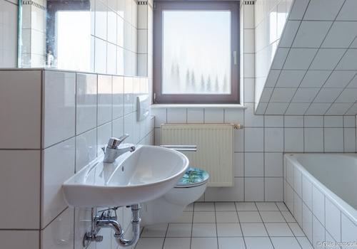Bad mit Wanne und...