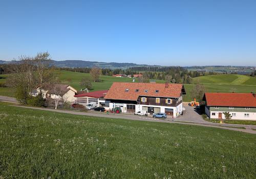 Blick vom Hügel auf das Grundstück