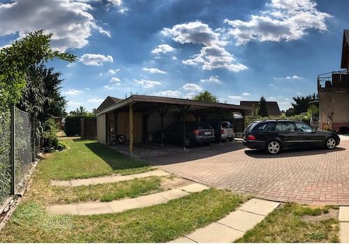Hof mit Carport