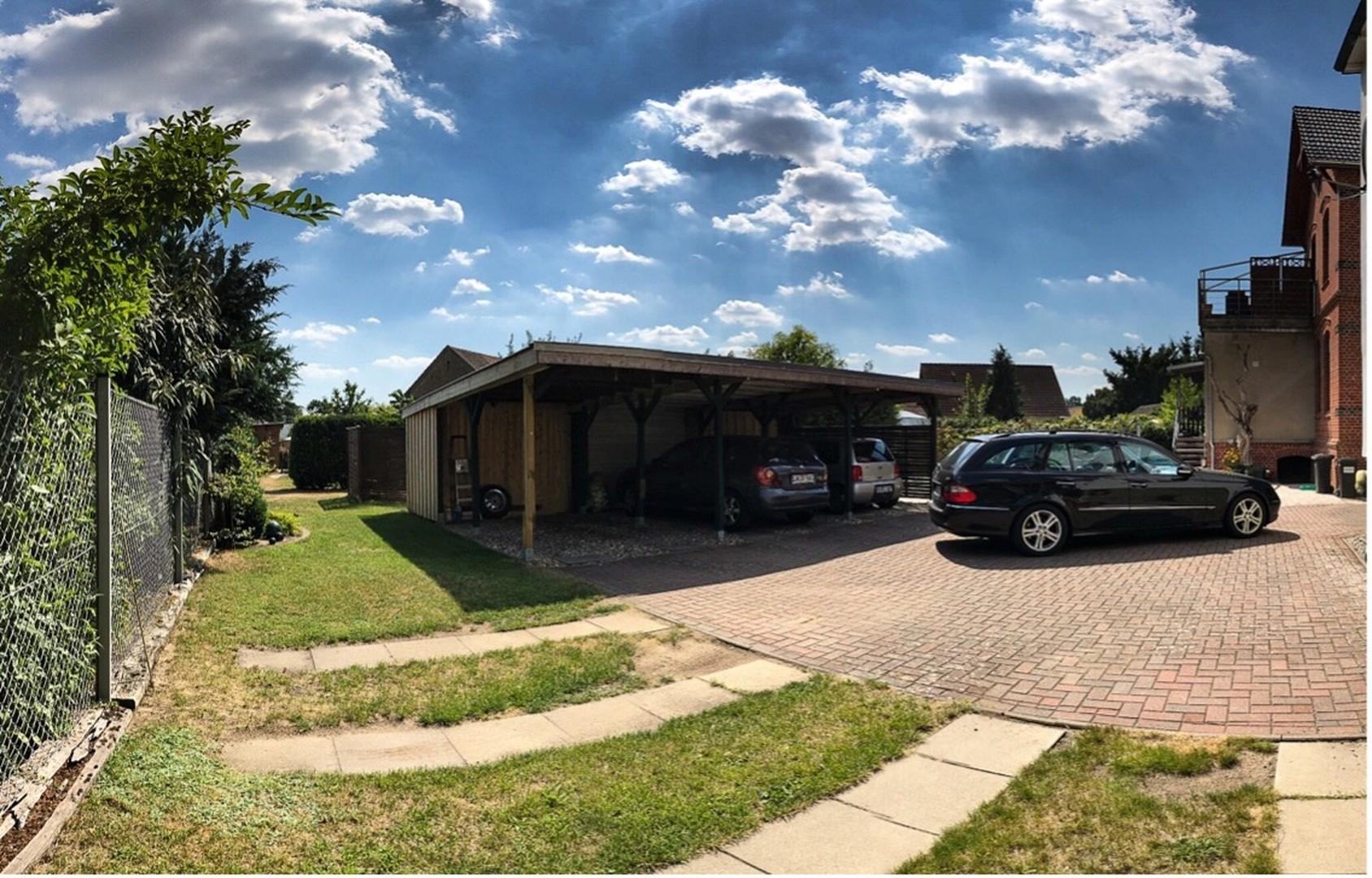 Hof mit Carport
