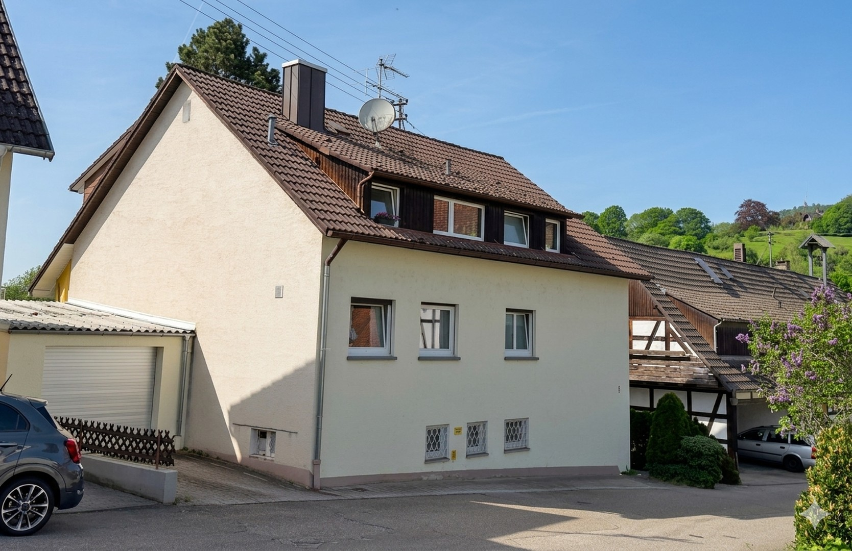 Zweifamilienhaus mit Garage