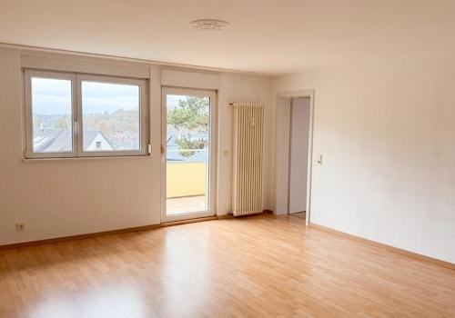 Helles Wohnzimmer mit Balkon